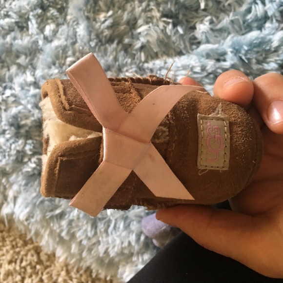 Selling baby girl 6-12 ugg shoes - Picture 4 of 4